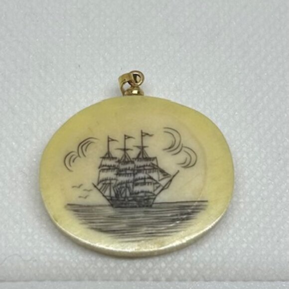 Scrimshaw oval pendant with engraved sailing ship. Folk art style/ intricate. - Picture 3 of 3